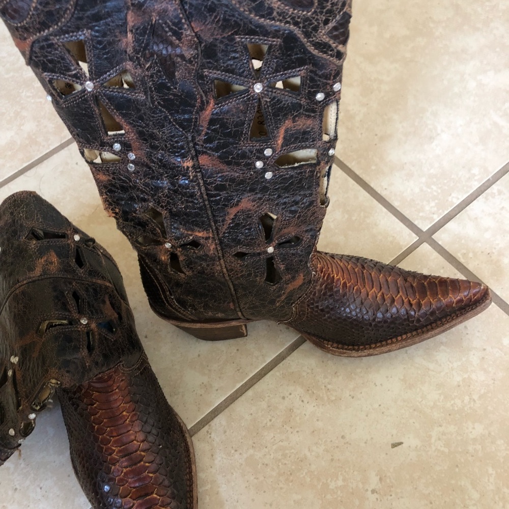 Boots - Picture 3 of 7